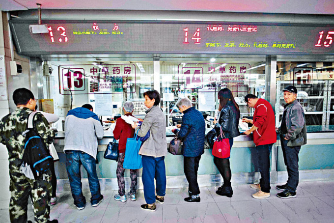 上海某医院民众排队买药
