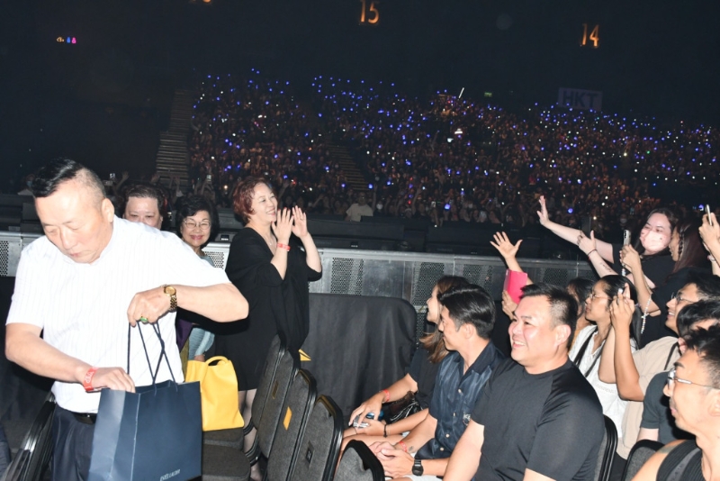 向姜糖大派飞吻 向姜糖大派飞吻