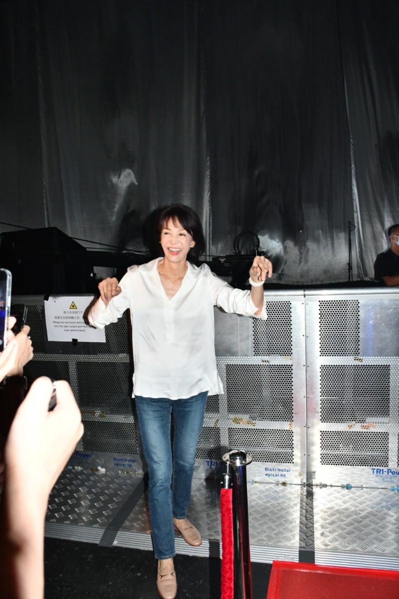 郑裕玲出场深受姜糖欢迎 郑裕玲出场深受姜糖欢迎