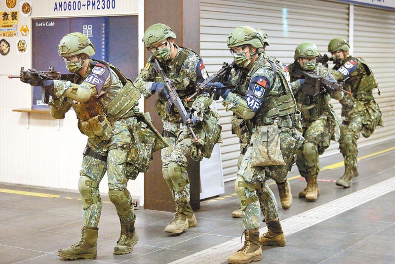 因应两岸情势变化,卫戍首都的宪兵部队将增兵1倍。图为汉光39号演习,宪兵特勤队在台北车站演习 因应两岸情势变化,卫戍首都的宪兵部队将增兵1倍。图为汉光39号演习,宪兵特勤队在台北车站演习
