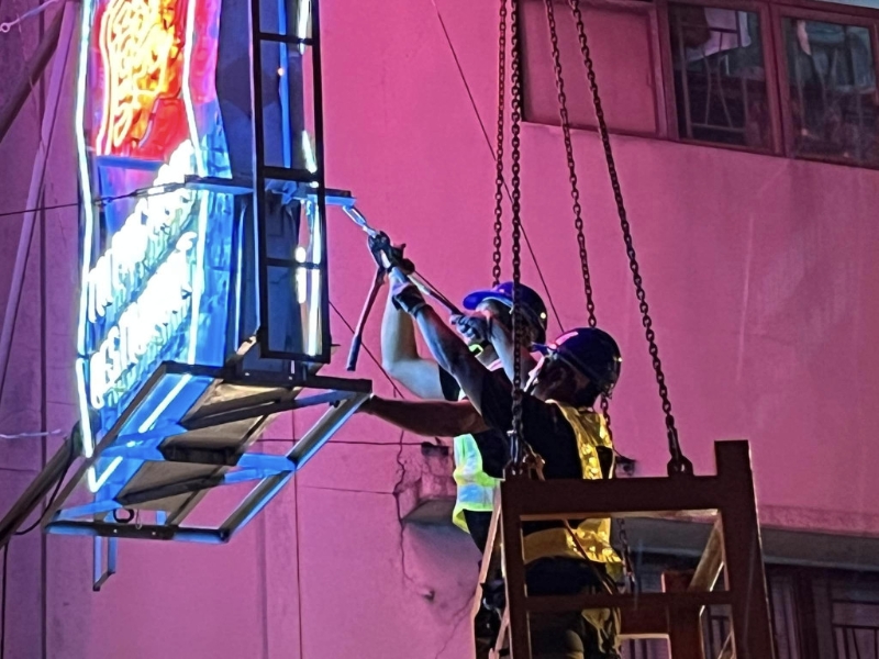 工程人员利用吊笼进行高空拆卸工序。(霓虹黯色FB)