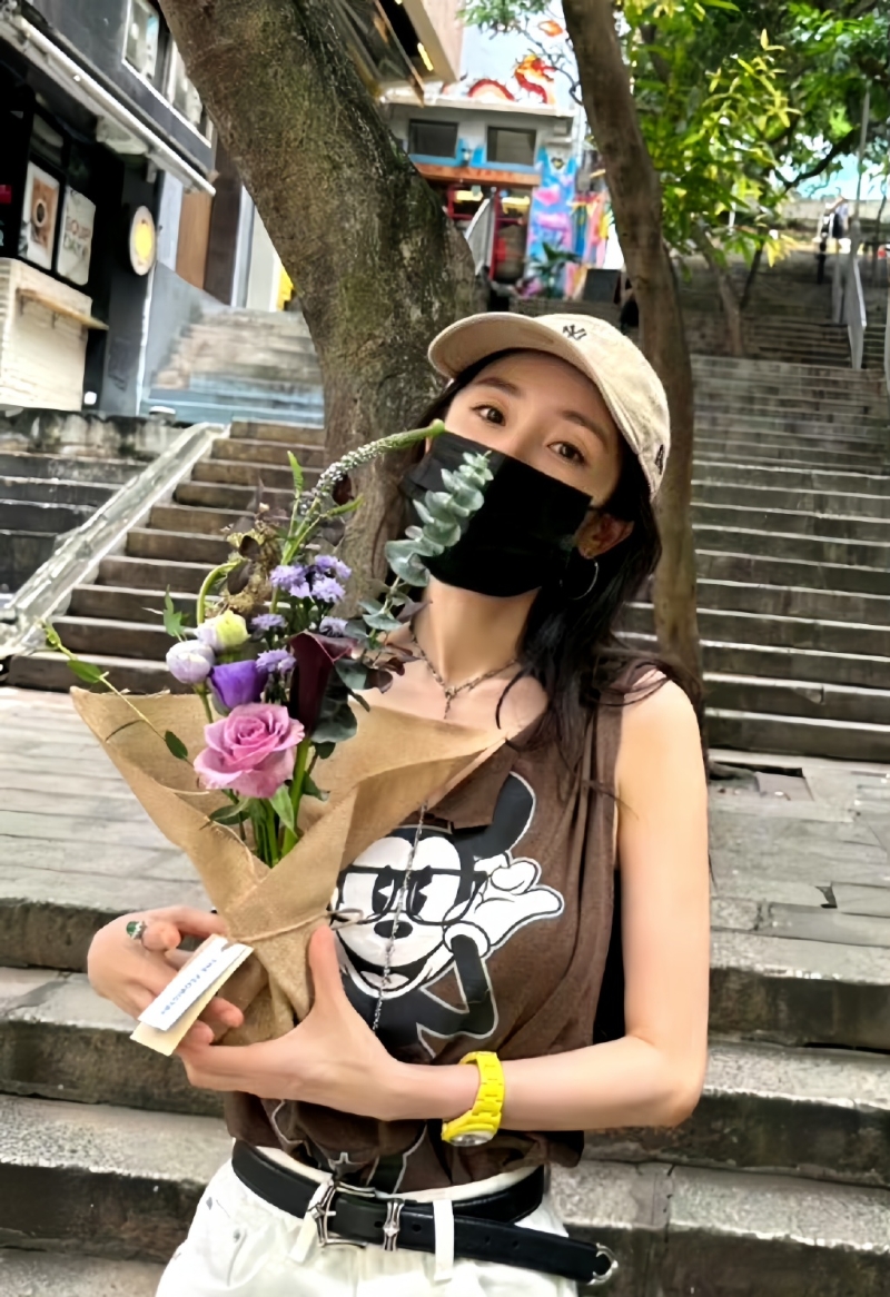 杨幂突然晒出多张在香港的照片。 杨幂突然晒出多张在香港的照片。