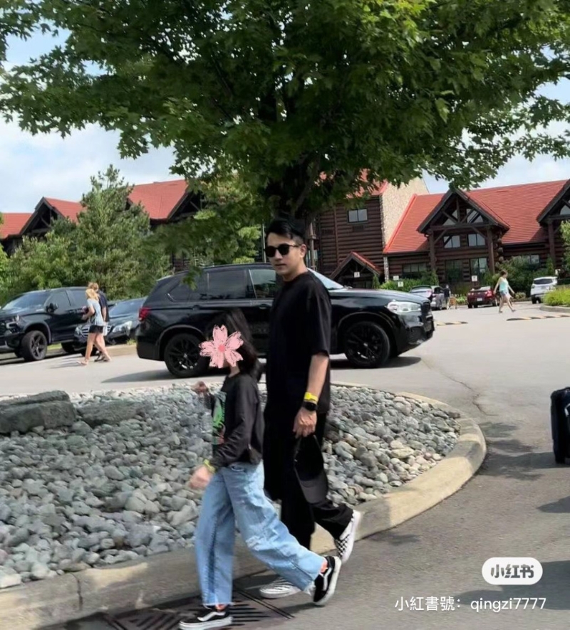 早前有网民在加拿大偶遇刘恺威和小糯米,有传刘恺威为保爱女疑改加拿大国籍。 早前有网民在加拿大偶遇刘恺威和小糯米,有传刘恺威为保爱女疑改加拿大国籍。