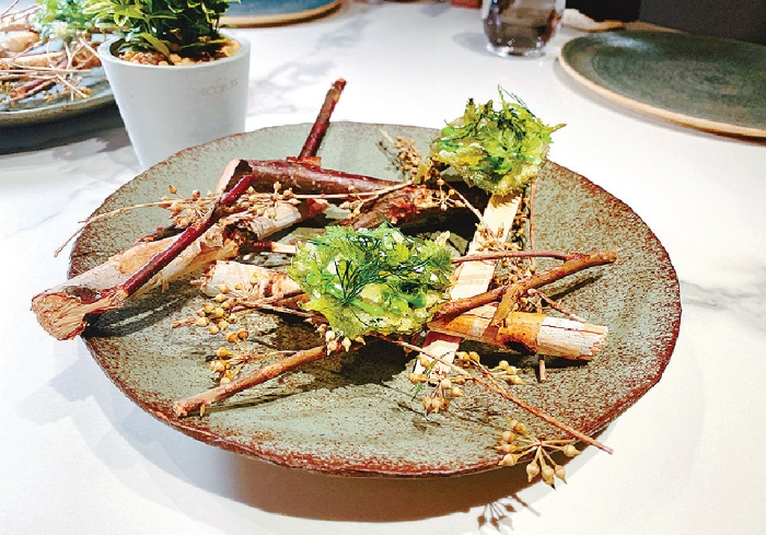 紫苏叶天妇罗配新鲜海葡萄