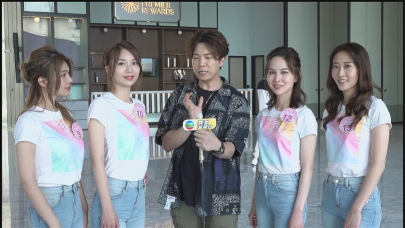 《2023香港小姐闪耀越南晚宴》表演嘉宾之一的视帝谭俊彦大赞陈霈錤(左二)气质好。 《2023香港小姐闪耀越南晚宴》表演嘉宾之一的视帝谭俊彦大赞陈霈錤(左二)气质好。