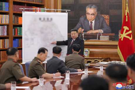 金正恩主持劳动党第8届中央军事委员会第7次扩大会议。 路透社