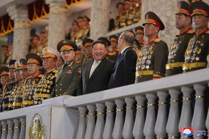 韩战停战75周年，朝鲜举行阅兵，时任总参谋长朴秀日（右三）当时还有现身。 路透社