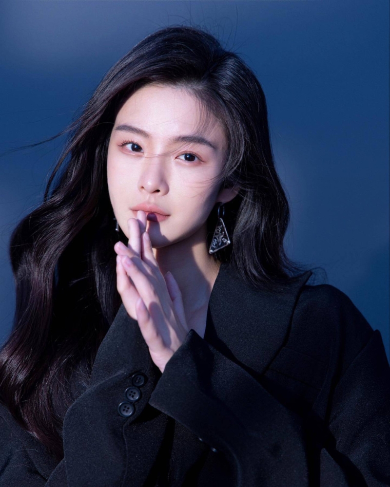 有网民更指她似内地女演员杨幂。 有网民更指她似内地女演员杨幂。