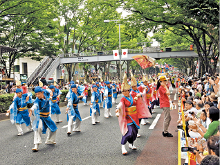 原宿表参道元气祭令表参道两旁显得特别热闹。 原宿表参道元气祭令表参道两旁显得特别热闹。