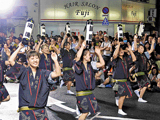 办至第64届的高円寺阿波舞踊,是东京的著名夏祭活动。 办至第64届的高円寺阿波舞踊,是东京的著名夏祭活动。