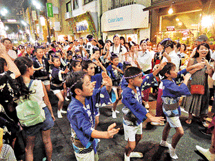 第64届的高円寺阿波舞踊,是东京的著名夏祭活动。 第64届的高円寺阿波舞踊,是东京的著名夏祭活动。