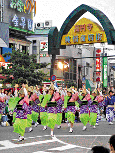 高円寺阿波舞踊有不少小孩子参与,传承着祭典精神。 高円寺阿波舞踊有不少小孩子参与,传承着祭典精神。