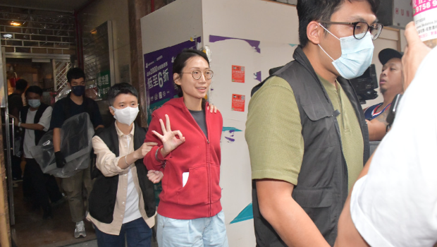 叶宝琳被警员带返警署继续调查。