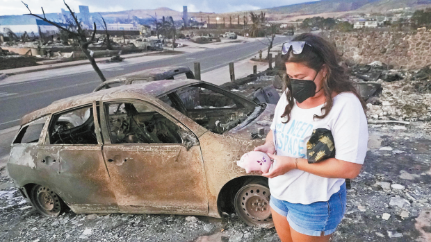 茂宜岛的居民获准返家察看灾情 茂宜岛的居民获准返家察看灾情