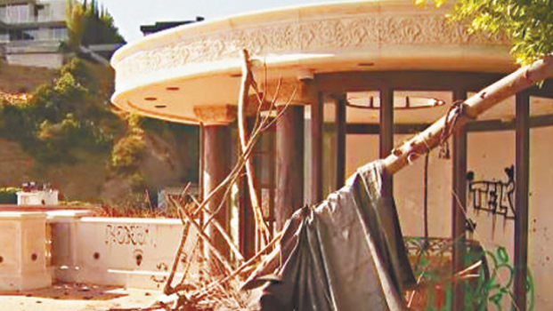 豪宅内外遭严重破坏 豪宅内外遭严重破坏