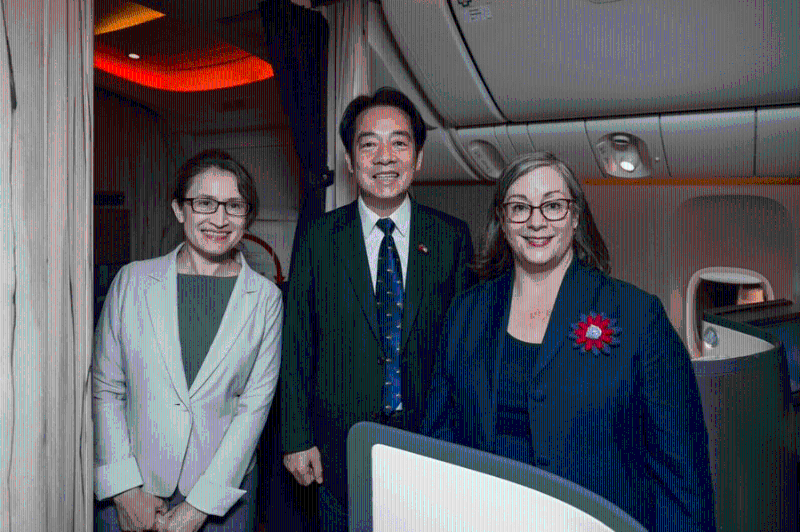赖清德（中）周日（13日）上午抵达纽约，台湾驻美代表萧美琴（左）和美国在台协会执行理事蓝莺（Ingrid Larson，右）前往接机。twitter
