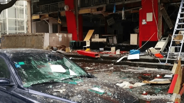 烤鱼店及附近商店严重受损，停泊在附近的汽车也受波及。