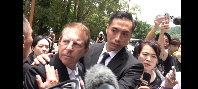 Bruce被大批传媒追访。 Bruce被大批传媒追访。