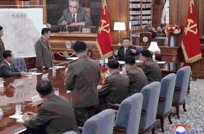 金正恩于2023年8月9日在朝鲜平壤朝鲜劳动党中央委员会总部大楼，出席朝鲜劳动党第八届中央军事委员会第七次扩大会议。 路透社
