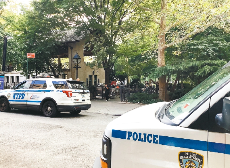 哥伦布公园下午开放后门前仍有不少警车