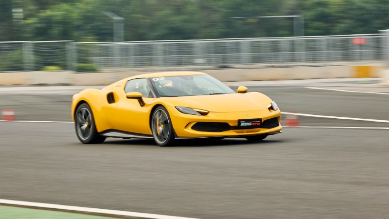 法拉利本月初在V1天津国际赛车场举行赛道试车活动,包括《驾驶舱》在内的香港媒体,可在赛道上尽情体验296 GTB及296 GTS两款充电混能超跑。 法拉利本月初在V1天津国际赛车场举行赛道试车活动,包括《驾驶舱》在内的香港媒体,可在赛道上尽情体验296 GTB及296 GTS两款充电混能超跑。