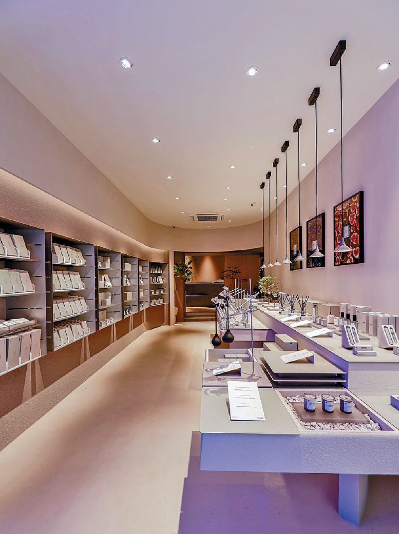 店铺装潢选用半透明树脂与磨砂不材质钢材质,带出和谐感 店铺装潢选用半透明树脂与磨砂不材质钢材质,带出和谐感