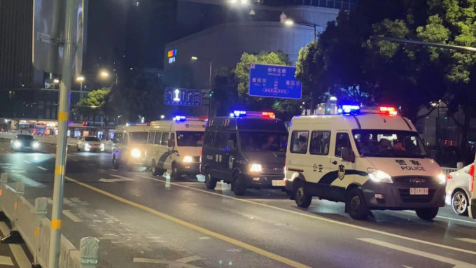 大批警车抵达吾悦广场附近