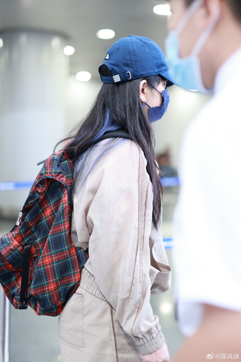 日前赵薇又被拍到现身北京机场。