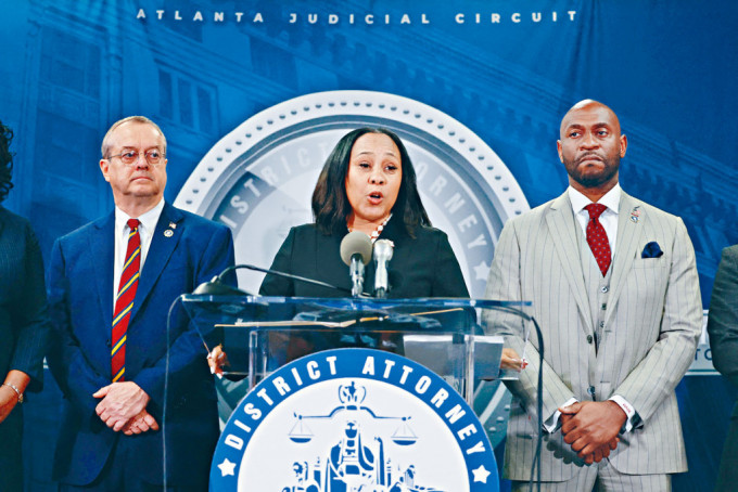 乔治亚州富尔顿县地方检察官威利斯,周一介绍对特朗普等人的起诉。 乔治亚州富尔顿县地方检察官威利斯,周一介绍对特朗普等人的起诉。