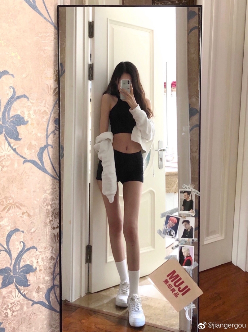 8号姜依宁在社交平台上大秀修长窈窕身形。 8号姜依宁在社交平台上大秀修长窈窕身形。