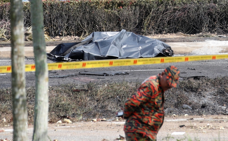 救难人员以黑色塑料布覆盖罹难者遗体