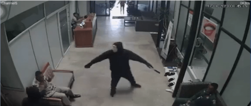 一身黑色装束的武装歹徒闯入一间医院