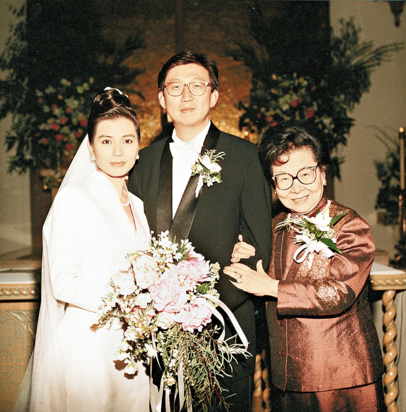 钟楚红1991年与广告界才子朱家鼎结婚,之后朱家鼎病逝,钟楚红未有再婚。 钟楚红1991年与广告界才子朱家鼎结婚,之后朱家鼎病逝,钟楚红未有再婚。