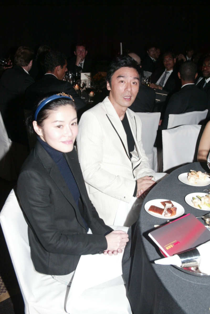 在钟镇涛最失意时遇上比他小20岁的范姜素贞。 在钟镇涛最失意时遇上比他小20岁的范姜素贞。