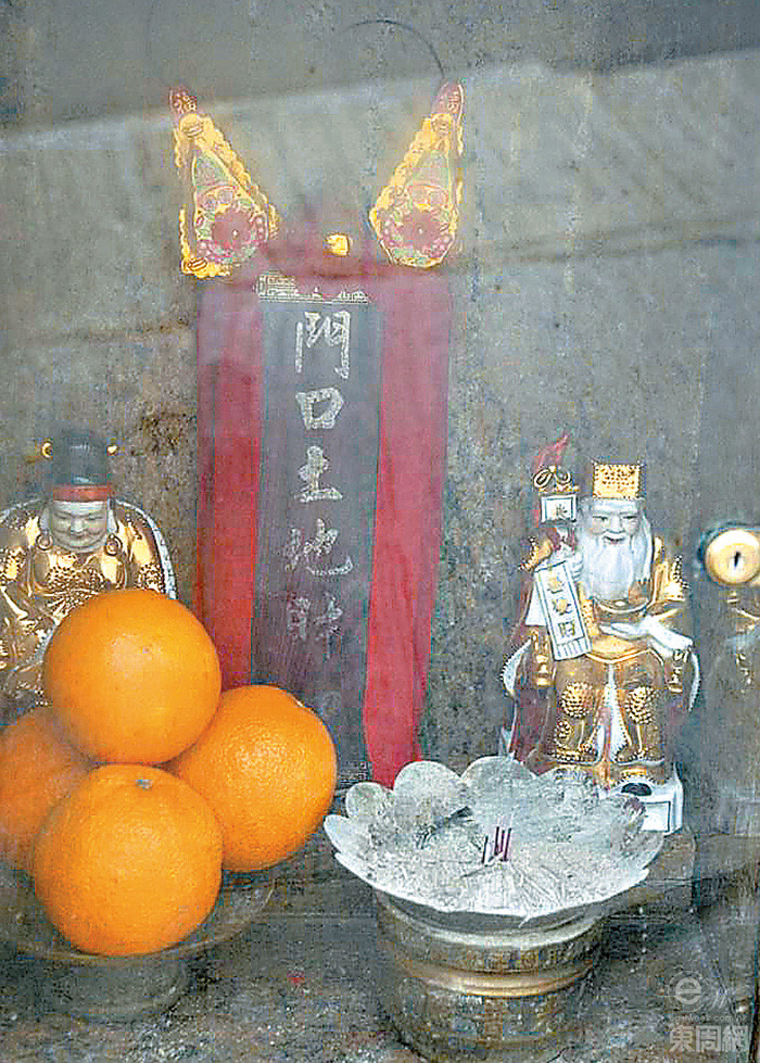 设门槛乃请土地到位,把守大门,使邪异不得进入。 设门槛乃请土地到位,把守大门,使邪异不得进入。