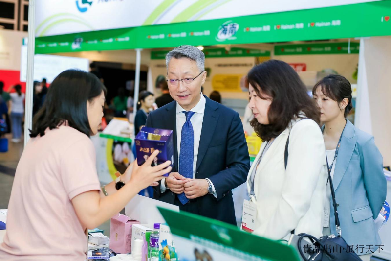 香港贸发局华北-东北首席代表陈嘉贤先生、国家农业农村部农业贸易促进中心贸易促进处处长远铜女士参观了贵州展馆。 香港贸发局华北-东北首席代表陈嘉贤先生、国家农业农村部农业贸易促进中心贸易促进处处长远铜女士参观了贵州展馆。