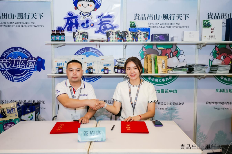 现场签约仪式。 现场签约仪式。