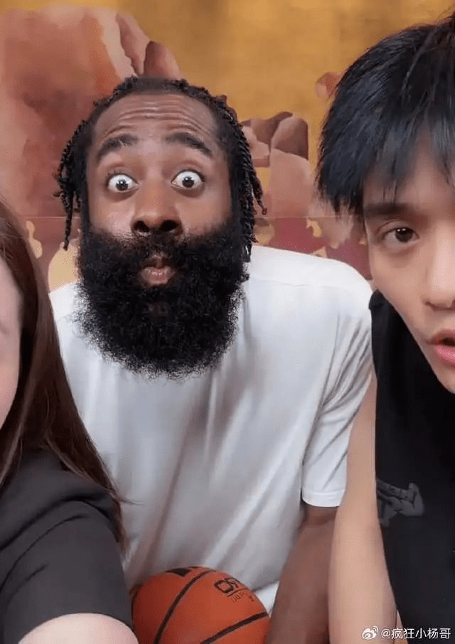 得知1万瓶红酒5秒钟卖光,哈登瞪大眼,感不可置信。 得知1万瓶红酒5秒钟卖光,哈登瞪大眼,感不可置信。