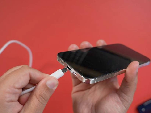 外媒报道指，iPhone 15的充电接口有机会把Lightning改成USB Type-C规格。