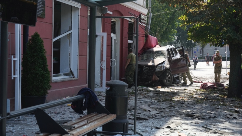 军方人员检查一处受损地点。 美联社 军方人员检查一处受损地点。 美联社