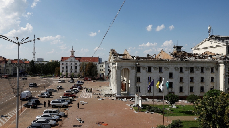 切尔尼戈夫剧院被击中,整个屋顶被炸毁。 路透社 切尔尼戈夫剧院被击中,整个屋顶被炸毁。 路透社