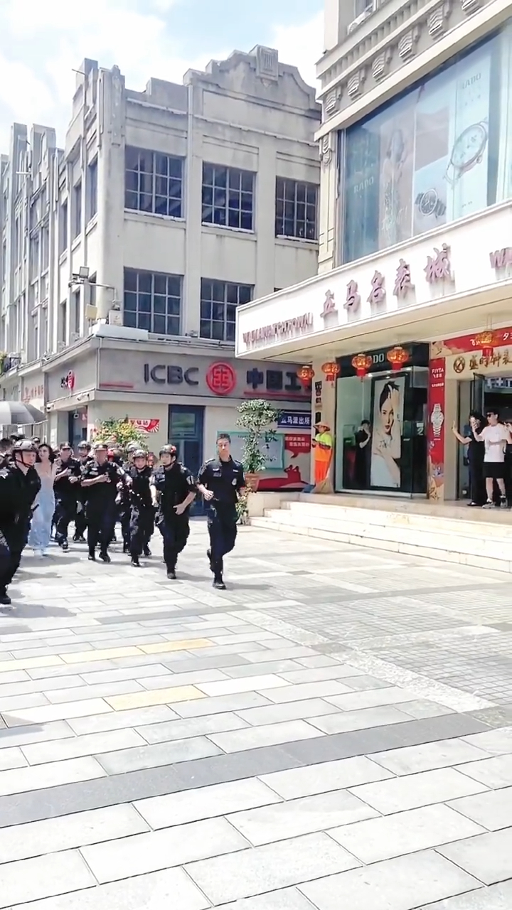 日前她在杭州出席活动。 日前她在杭州出席活动。