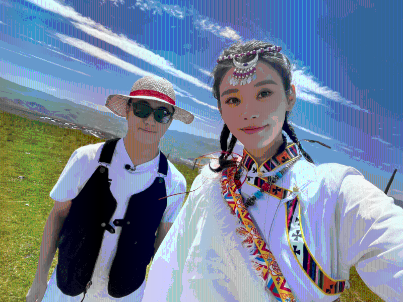 奚梦瑶昨日在社交网分享与老公何猷君的合照，还笑说：“藏族姑娘与海贼王的日常。”