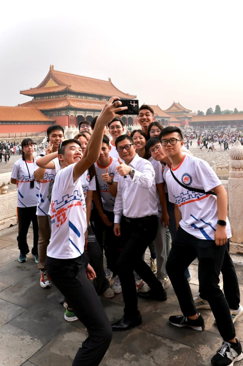 一行人之后参观故宫。邓炳强FB