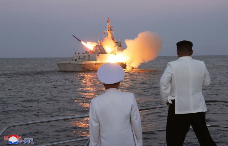金正恩巡检朝鲜海军，在军舰上观赏导弹试射。朝中社