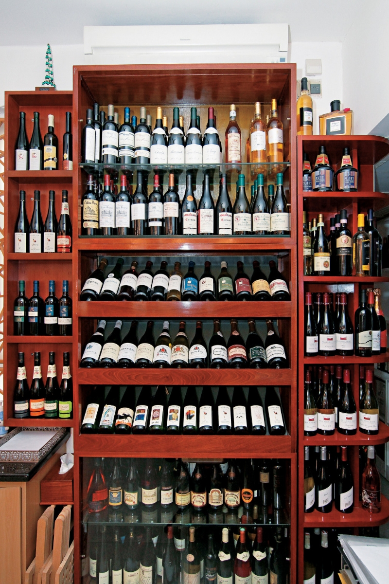 酒楼酒家不可以放倒置的酒瓶在门口,否则会遭负评! 酒楼酒家不可以放倒置的酒瓶在门口,否则会遭负评!