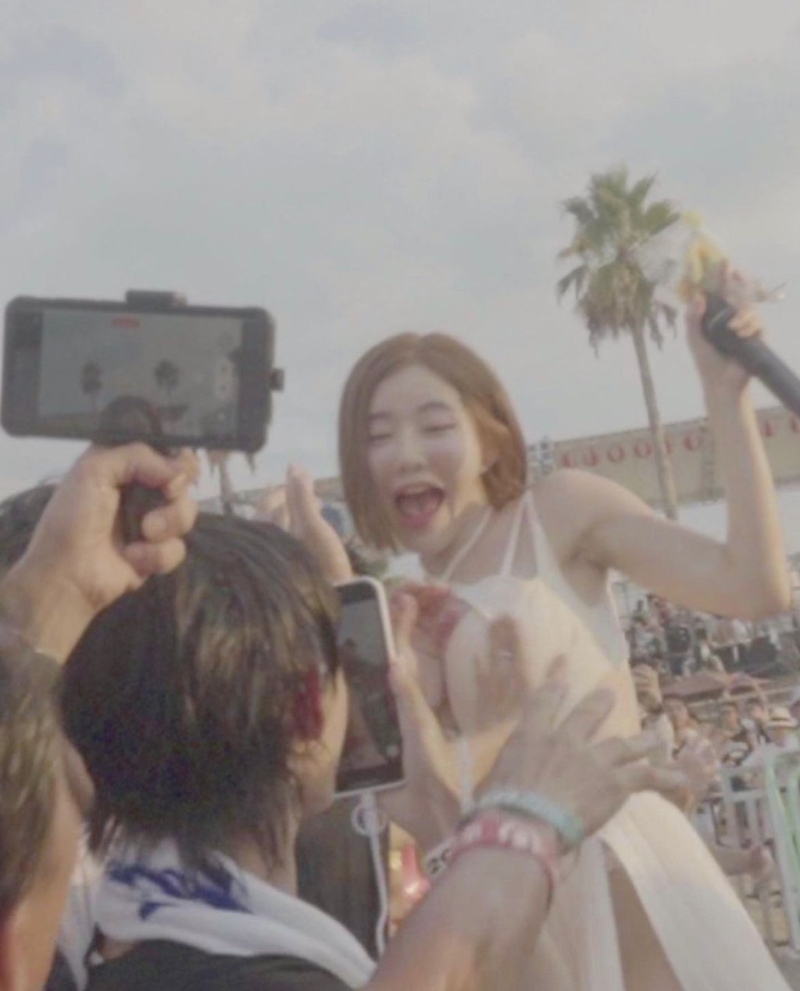 男观众伸出“咸猪手” 男观众伸出“咸猪手”