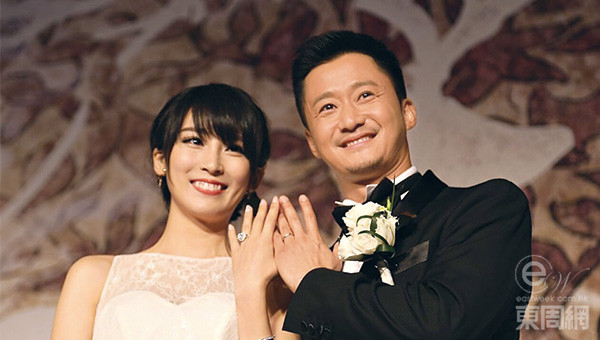 吴京与太太谢楠一三年结婚,育有两子,婚后吴京的事业发展十分顺利。 吴京与太太谢楠一三年结婚,育有两子,婚后吴京的事业发展十分顺利。