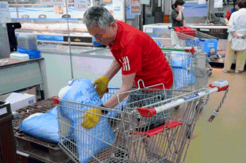 韩国市民在首尔一间超市购买政府储备海盐