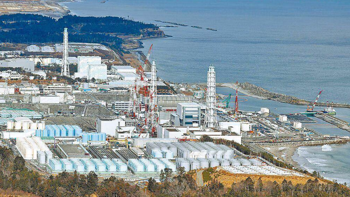 日本福岛第一核电厂和核废水储水罐。